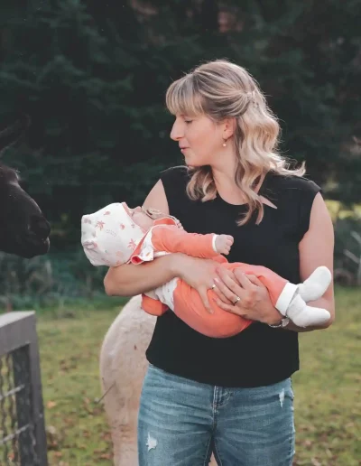 Fotoshootings mit Alpakas und deinem Baby oder Kind auf dem Lebenshof bei Augsburg in Bayern