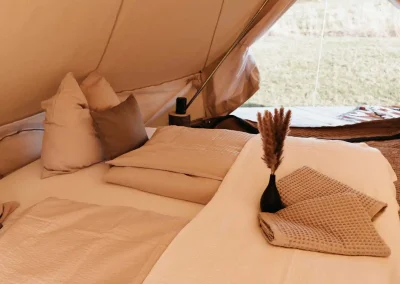 Stilvoll und komfortabel Zelten mit Alpakas.